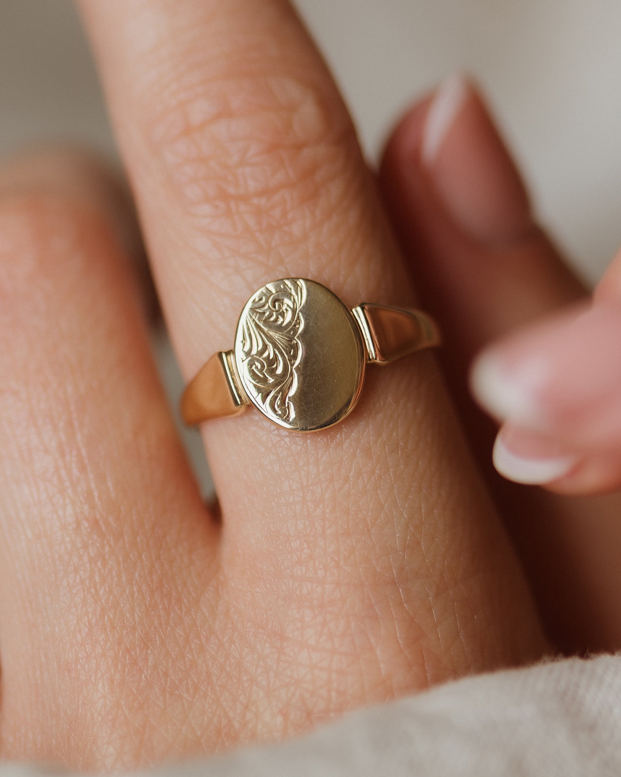Vera 1936 Vintage 9ct Gold Oval Floral Signet Ring