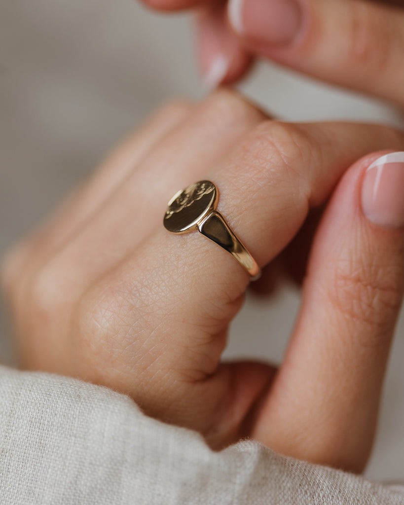 Vera 1936 Vintage 9ct Gold Oval Floral Signet Ring