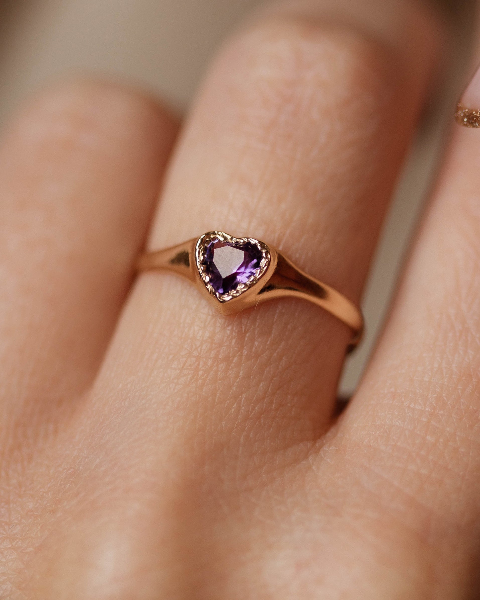 Alice 1987 Vintage 9ct Gold Iolite Heart Ring