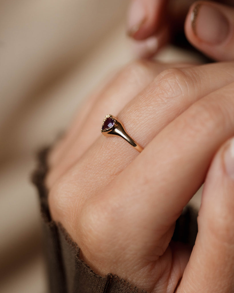 Alice 1987 Vintage 9ct Gold Iolite Heart Ring