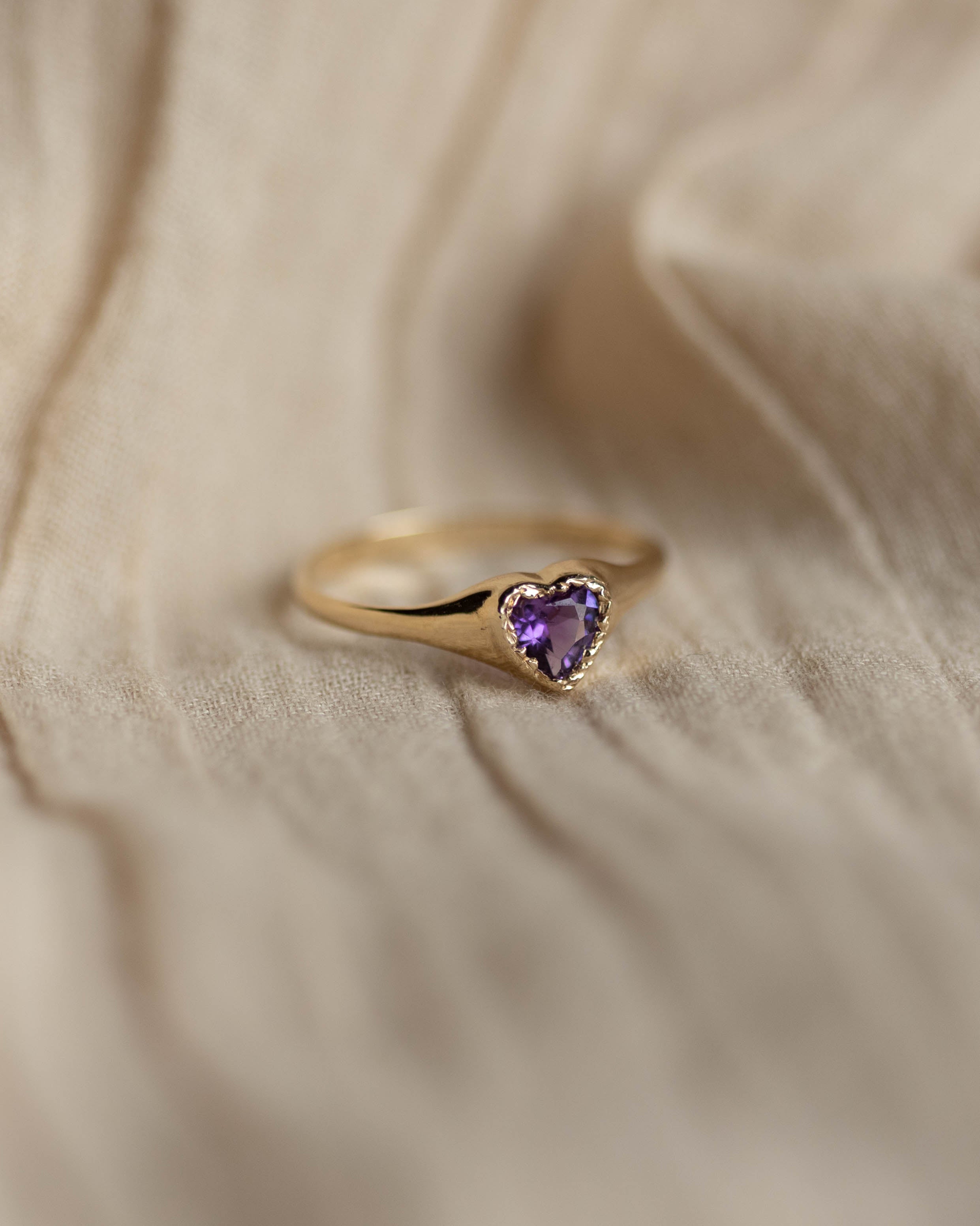 Alice 1987 Vintage 9ct Gold Iolite Heart Ring