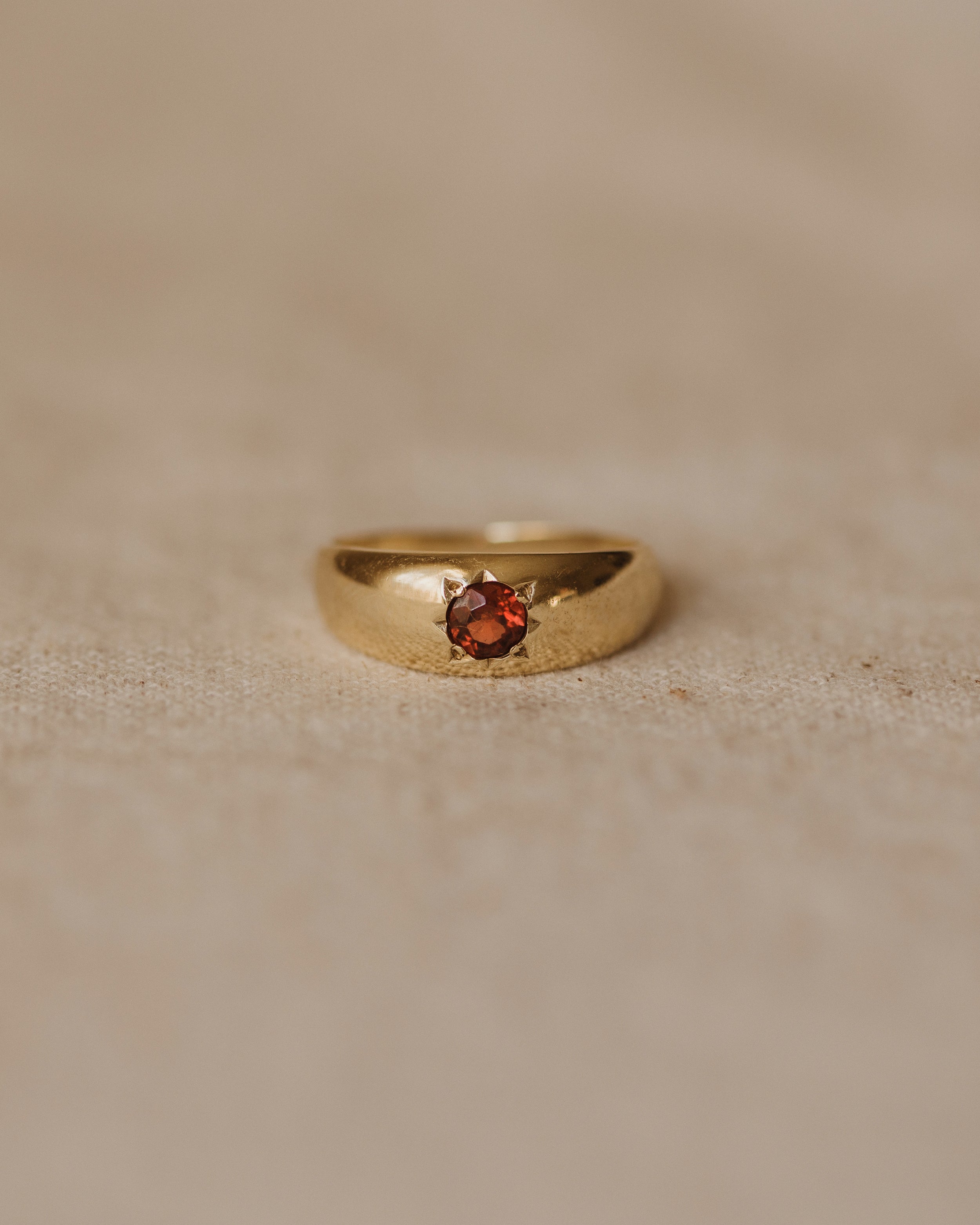 Beulah 1973 9ct Gold Garnet Star Set Ring