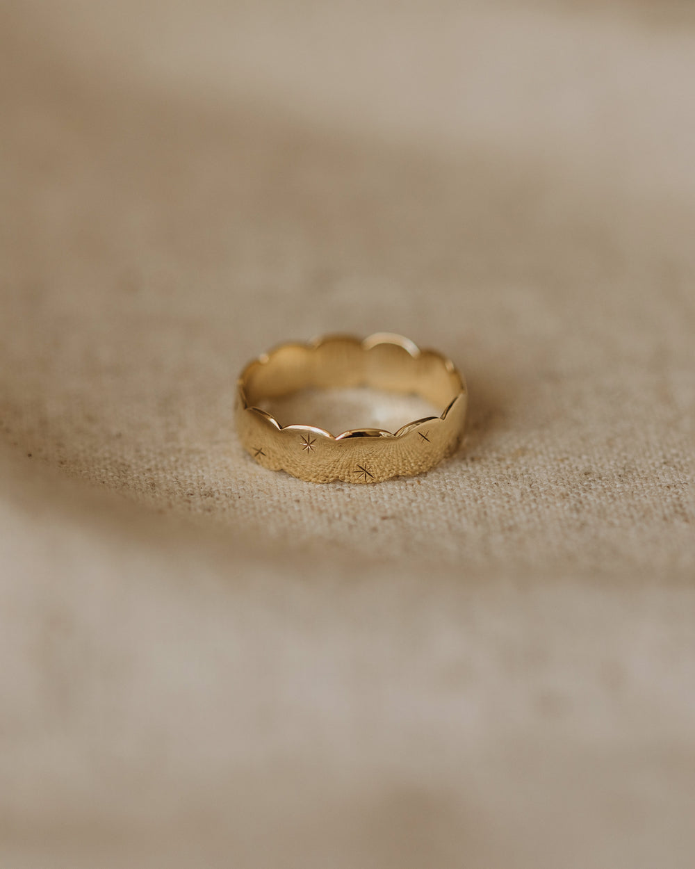 Lottie 1977 9ct Gold Scalloped Star Band Ring