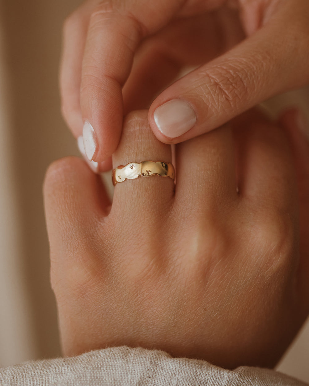 Lottie 1977 9ct Gold Scalloped Star Band Ring