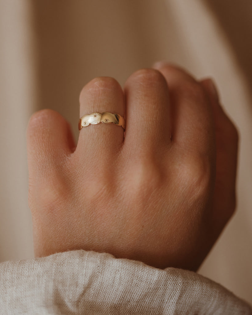 Lottie 1977 9ct Gold Scalloped Star Band Ring