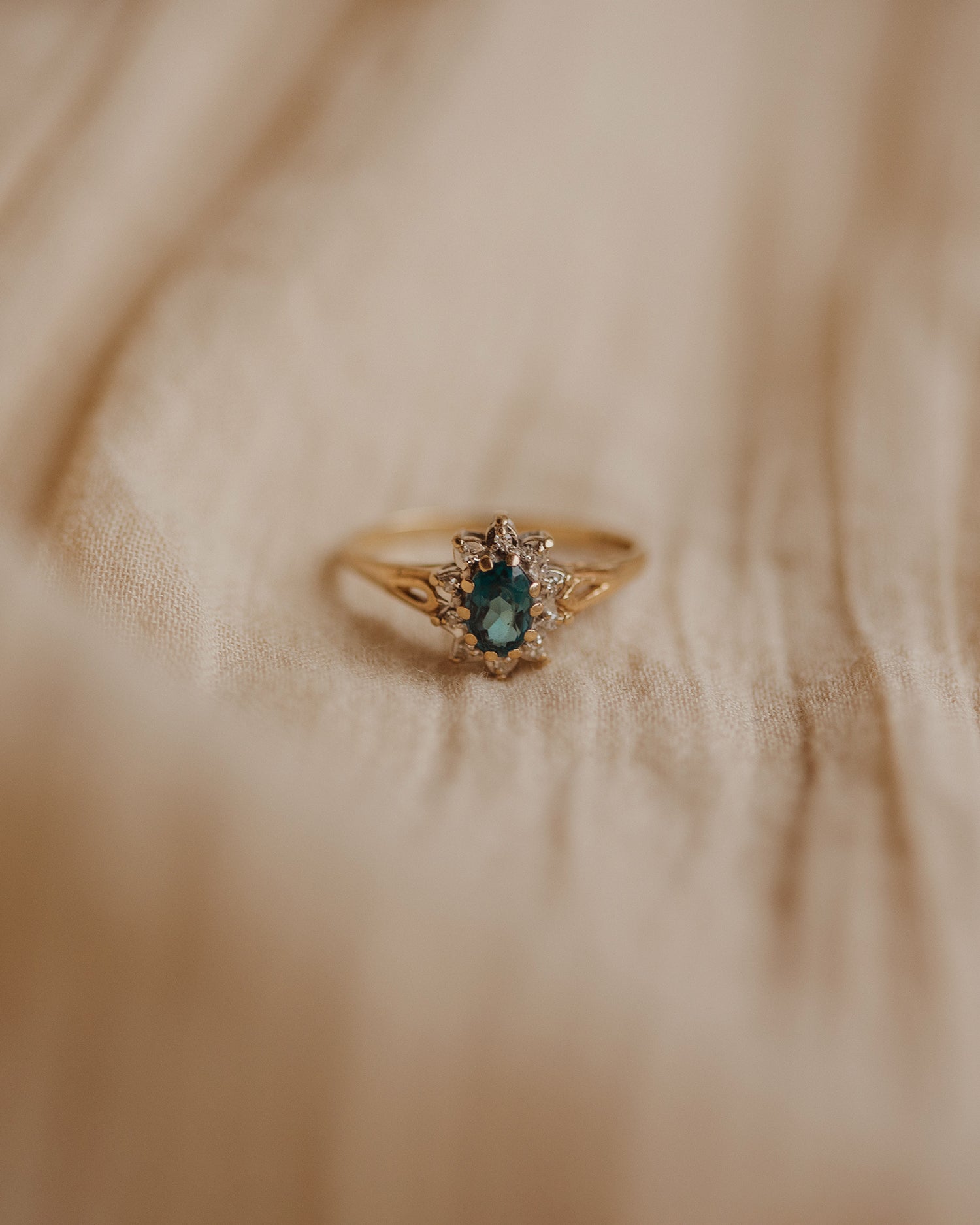 Image of Imogen 1987 9ct Gold Vintage Blue Topaz Ring