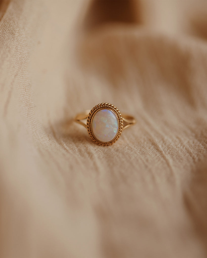 Whinnie 1986 9ct Gold Opal Ring