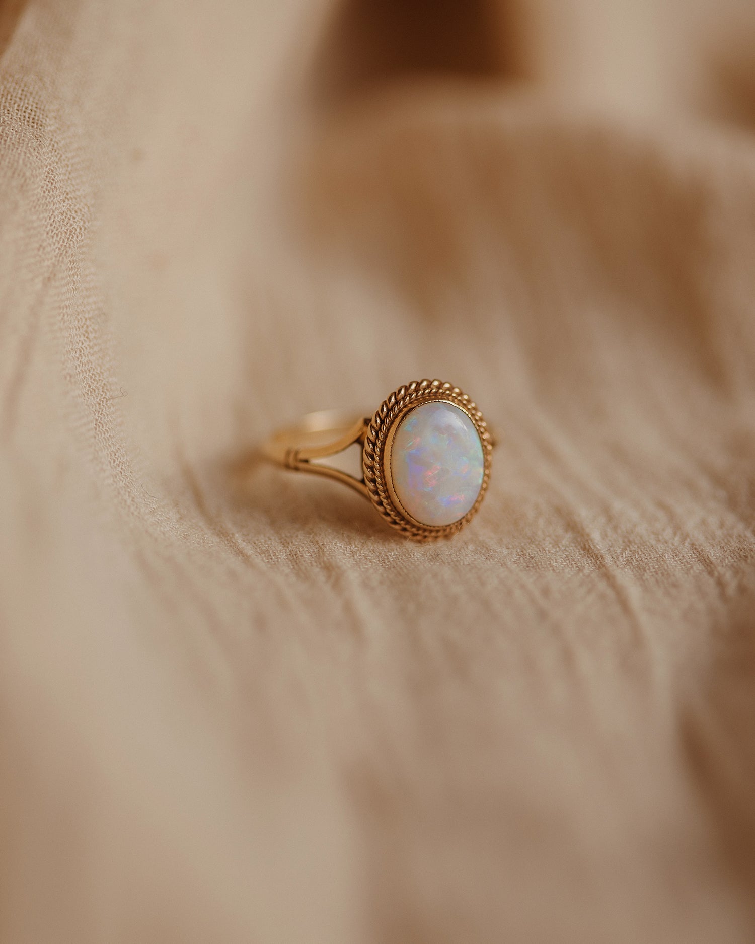Whinnie 1986 9ct Gold Opal Ring