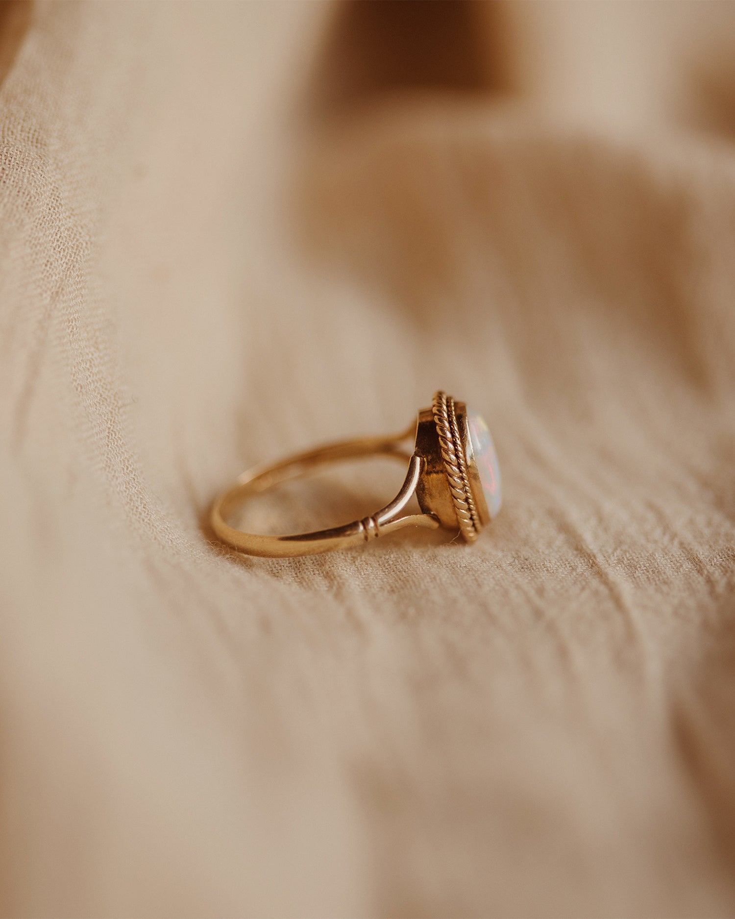 Whinnie 1986 9ct Gold Opal Ring