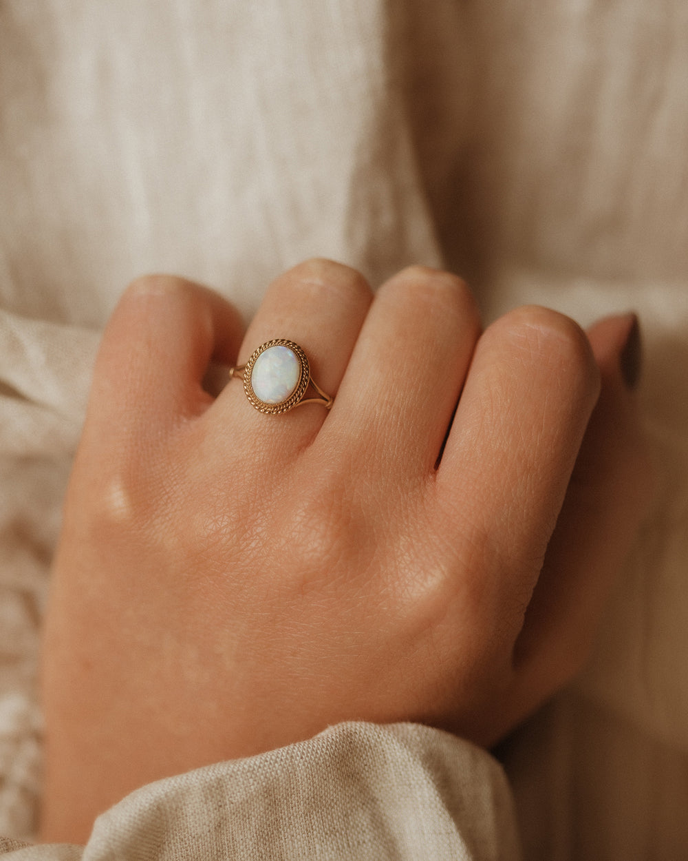 Whinnie 1986 9ct Gold Opal Ring