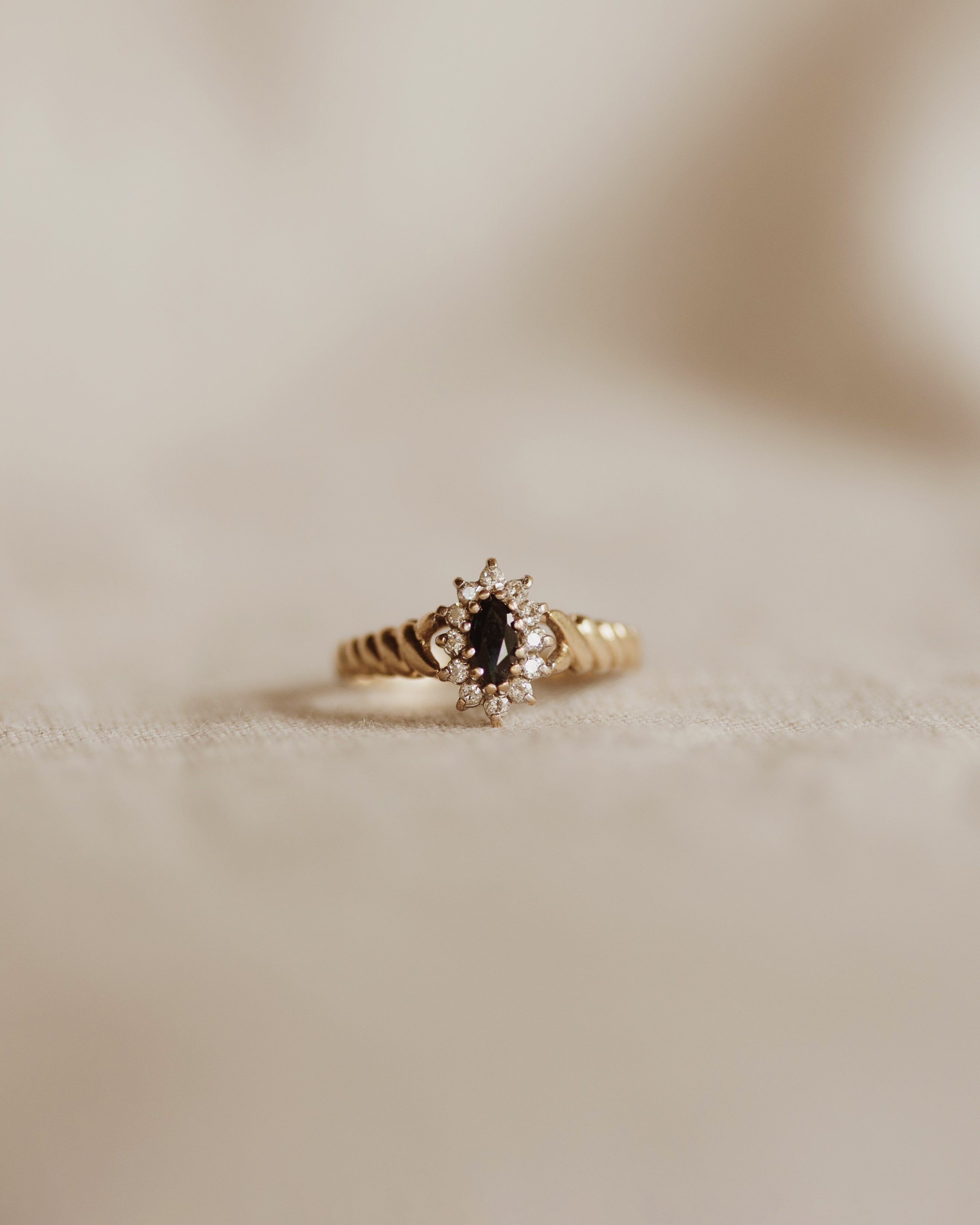 Image of Inez 9ct Gold Sapphire Ring