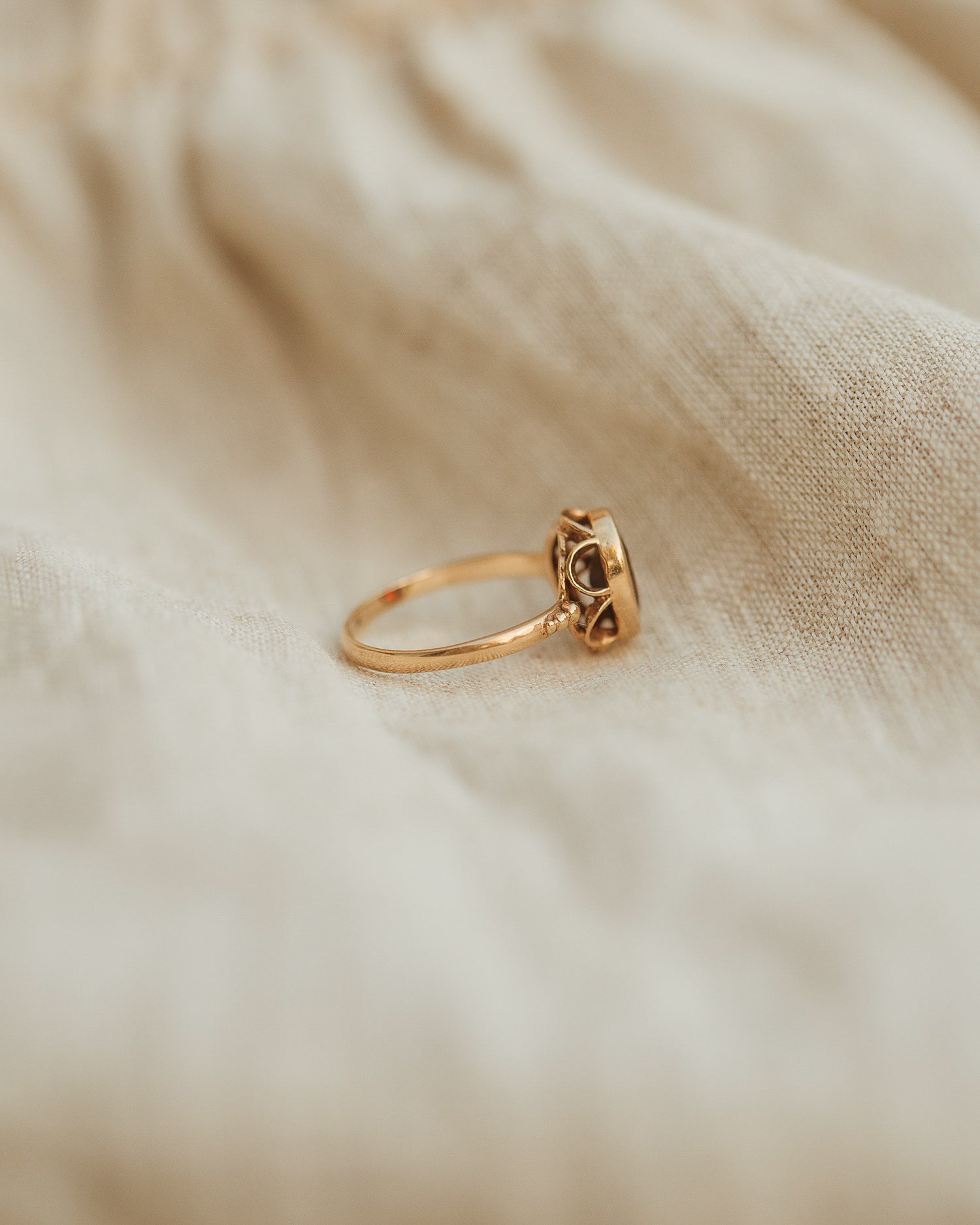 Victoria 1979 9ct Gold Garnet Ring
